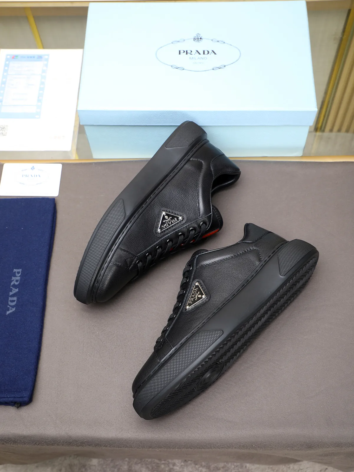 Men's shoes 💰460 Prada/Prada Men's new casual shoes, this upper is made of imported calfskin + sheep lining! The outside is decorated with the P family's classic metal triangle enamel logo, and the outsole is made of non-slip sports foam ultra-light outsole, which feels good on the feet and is a fashionable and fashionable item!  Size: 38-44 (45 customized)